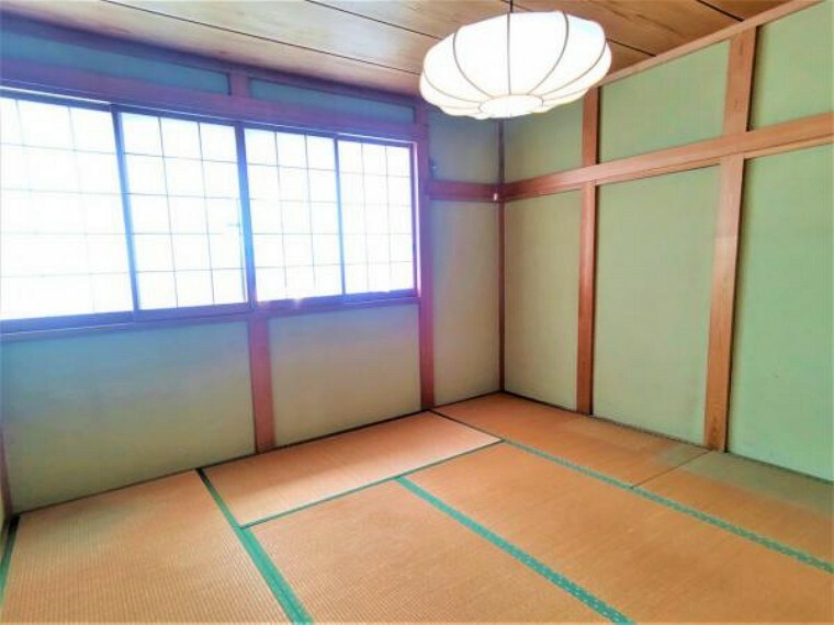 【リフォーム中】2階和室を撮影。こちらは床をフローリングに張り替えます。2面採光、約8帖の洋室となります。