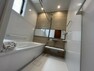 浴室 ユニットバスはゆったりと足まで伸ばせる浴槽は、心身ともにしっかりと疲れを癒してくれます。
