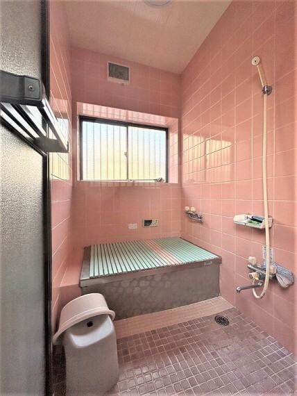 浴室 （浴室）窓も大きく換気も良好なバスルームです。（2023年06月撮影）