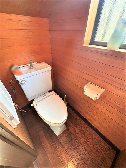 トイレ （1階・トイレ）トイレは窓付きの為、光が入り明るい印象です。（2023年06月撮影）