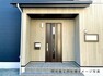 玄関 施錠していても換気が出来る採風タイプの玄関断熱ドア！便利なリモコンキー機能付、ディンプルキー＋ダブルロックで防犯性も高いです。