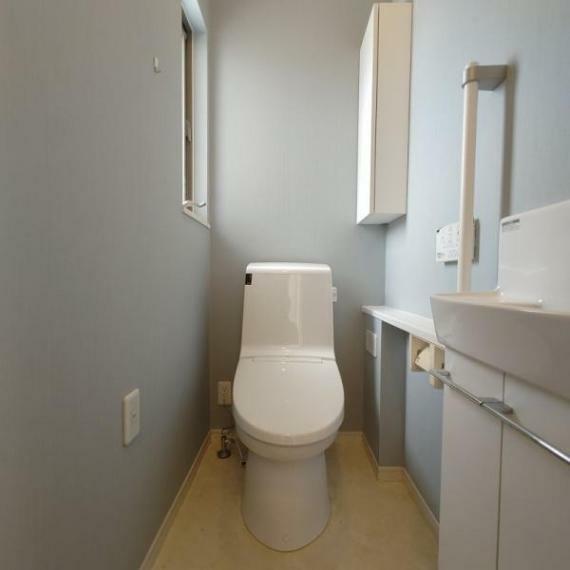 トイレ 1階・2階トイレは手洗い、収納、暖房便座付きです！
