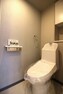 トイレ トイレには快適な温水洗浄便座付で、温水によって洗浄する機能を持った便座であり、清潔に保ちます。お手入れも簡単になりました