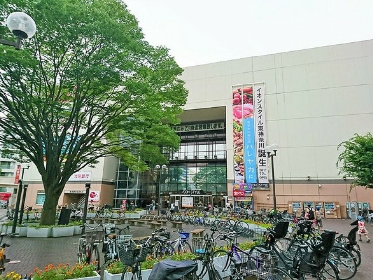 スーパー イオンスタイル東神奈川 1階は午後11時まで、その他のフロアーは午後9時までの営業となっています。生活雑貨や食料品が揃います。