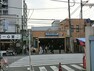 京浜急行線　井土ヶ谷駅 横浜駅まで8分の便利なベッドタウン。駅前には必要な物が揃う商業施設が点在しています。