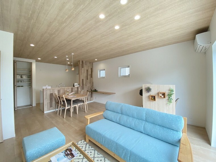 居間・リビング 17.7帖のLDKは自然とご家族が集まる空間。全居室、複層ガラスの遮熱効果と断熱効果で、一年中快適に過ごせます。