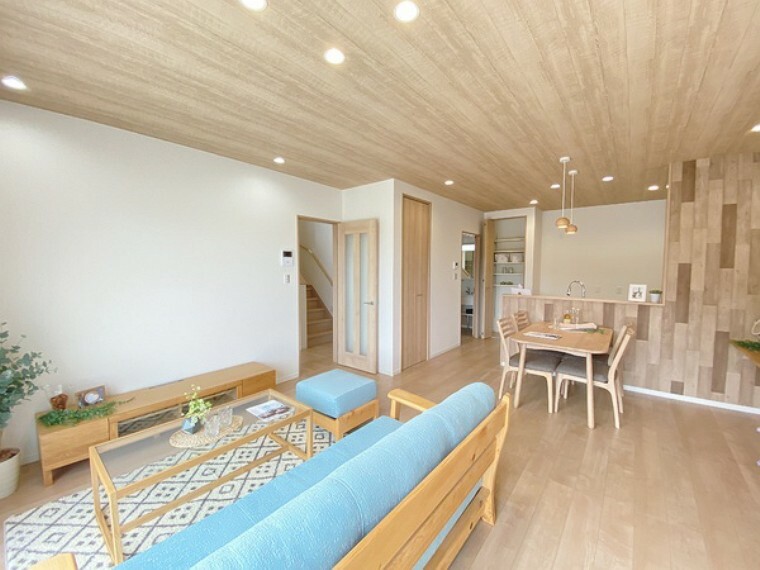 居間・リビング 17.7帖のLDKは自然とご家族が集まる空間。全居室、複層ガラスの遮熱効果と断熱効果で、一年中快適に過ごせます。