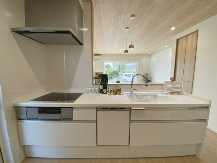 キッチン キッチンワークに大切な収納と機能性を兼ね備えた対面式キッチン。夫婦揃ってキッチンに立っても調理がしやすく、ゆとりある広さです。