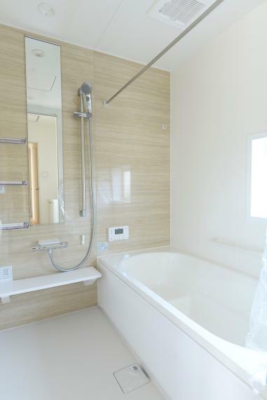 浴室 【同仕様例】 ゆったりとした広さの浴室。浴室乾燥機付きで、洗濯物の回数が多いご家庭の強い味方になってくれます。