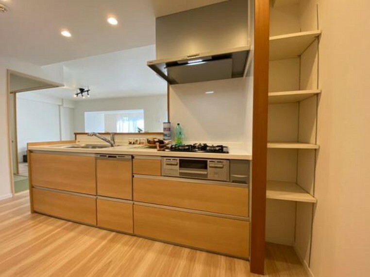 キッチン ゆったりとしたキッチンスペースが確保されていますので、様々な動作が可能です。
