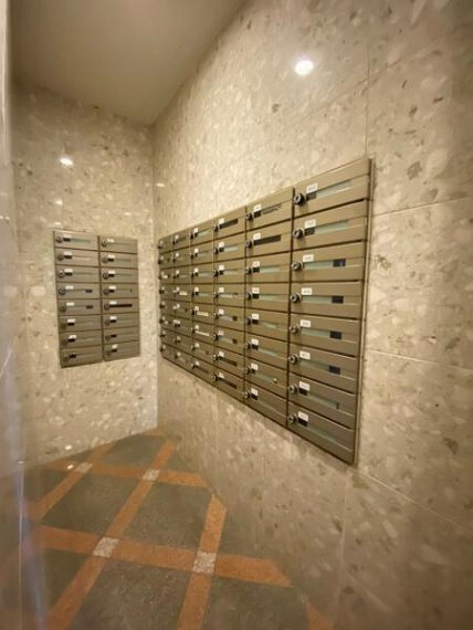 「メールコーナー」です。郵便受と宅配ボックスがあります。