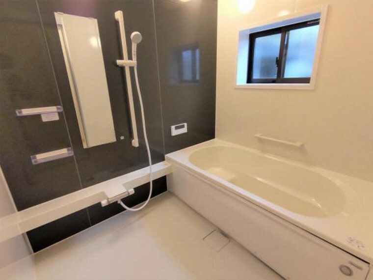 浴室 【リフォーム済】浴室はハウステック製の新品のユニットバスに交換しました。足を伸ばせる1620サイズ（1.25坪）の広々とした浴槽で、1日の疲れをゆっくり癒すことができますよ。