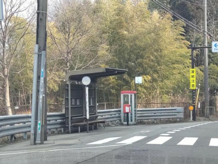【バス停】赤坂峠バス停まで300m、徒歩4分です。宝塚方面へは1時間に4本出ています。