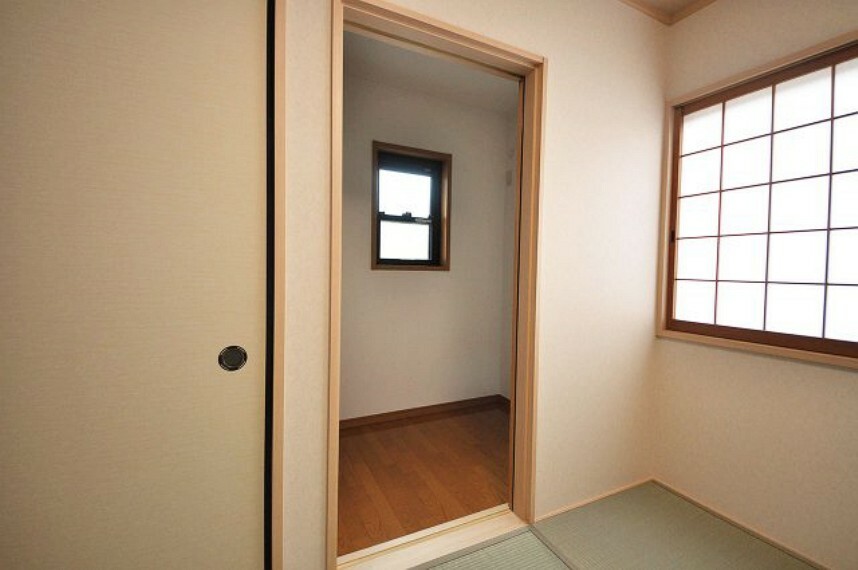 洋室約6帖奥の納戸は、2階の和室からも出入りが出来ます。動線がスムーズな2WAYの納戸です。