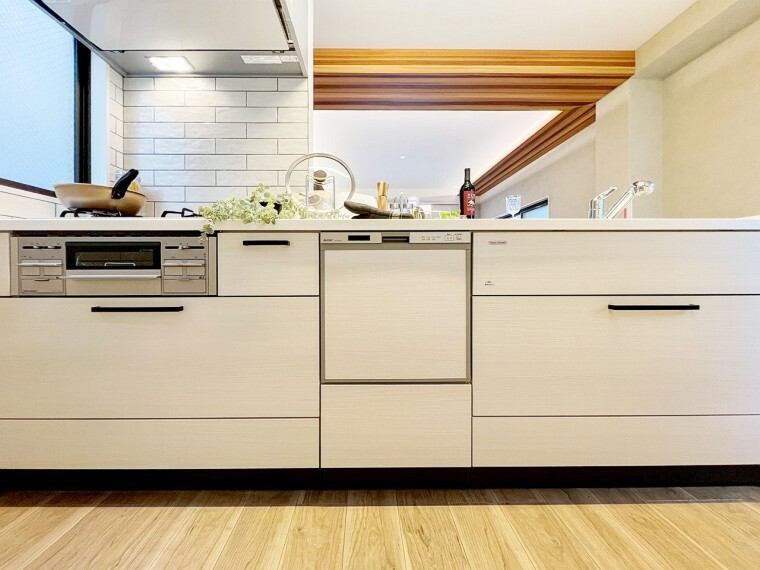 キッチン 機能性とデザイン性を兼ね備えたシステムキッチン。リビングとの一体感も考慮され、美しい空間が実現。