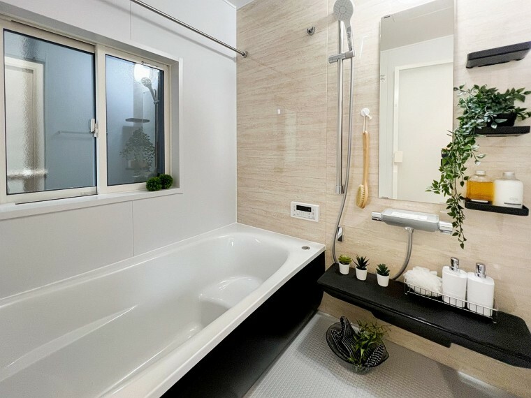 浴室 すっきりとした清潔感が感じられ、心身をリフレッシュできる寛ぎを深めてくれるスペースです。