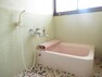 浴室 淡い色の浴槽のある浴室です。窓があり、こもりがちな湿気もしっかり換気することができます。（2022年4月1日　撮影）