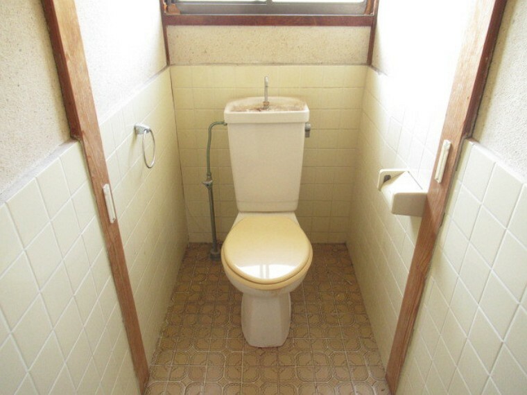 トイレ 白のタイルを基調としたシンプルな清潔感のあるトイレです。タオルハンガーもついています。（2022年4月1日　撮影）