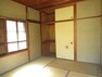 和室 ダイニングキッチン隣接の6畳の和室です。収納がありお部屋を広く使えます。2ヶ所に窓があるので明るいお部屋になっています。（2022年4月1日　撮影）