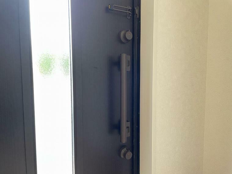 冷暖房・空調設備 【玄関ドア（内）】 内鍵は上下2箇所の玄関ドアを採用！ この内側のつまみをサムターンキーと呼びますが、空き巣の手口で玄関の窓ガラスを割ったり、穴を開けたりしてピッキングをしないで直接内鍵のサムターンキーを回す手口があります。サムターン回しができないように、サムターンキーが取り外せるようになっているので防犯対策のできた玄関です。