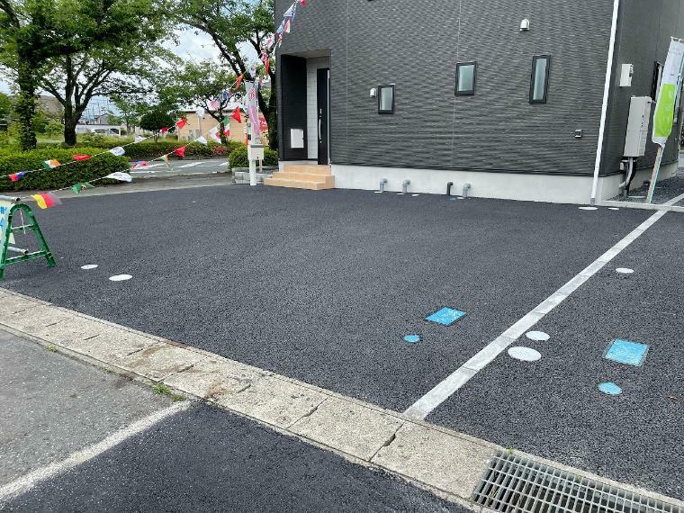 駐車場 【駐車場】 車の出し入れが容易な並列3台の駐車スペース。アクティブライフの味方です。