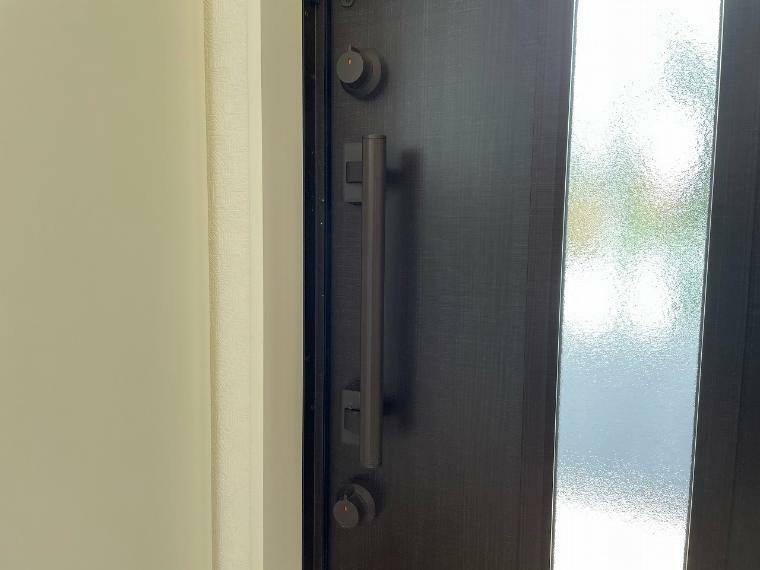 防犯設備 【玄関ドア（内）】 内鍵は上下2箇所の玄関ドアを採用！ この内側のつまみをサムターンキーと呼びますが、空き巣の手口で玄関の窓ガラスを割ったり、穴を開けたりしてピッキングをしないで直接内鍵のサムターンキーを回す手口があります。サムターン回しができないように、サムターンキーが取り外せるようになっているので防犯対策のできた玄関です。