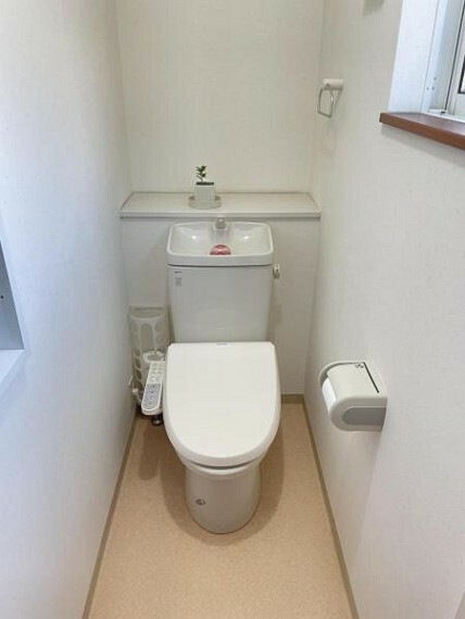 トイレ ウォッシュレット付きのトイレ。壁面には棚もついています。