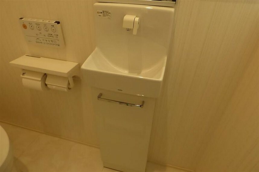 トイレ 1階トイレは手洗いがあります。