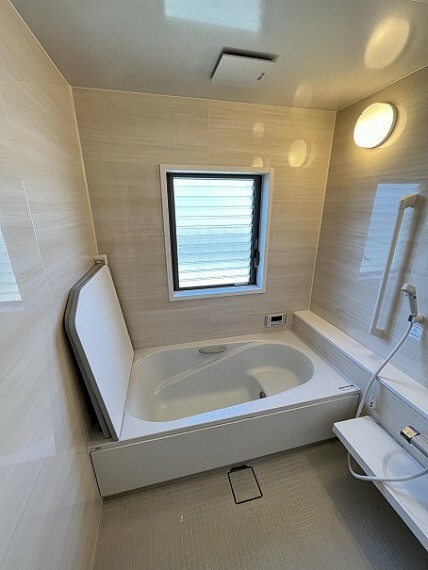 浴室 浴室は窓があります。白を基調とした明るい浴室です。お掃除しやすいシステムバス！半身浴もできる浴槽です。
