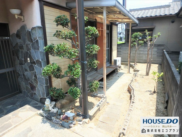 庭 日本の風情漂う上質感溢れる石貼りの玄関。訪れた方を爽やかにお迎えします。訪れる方の目に留まるところだからこそ、センス良く　植栽を楽しめるお庭もございます　