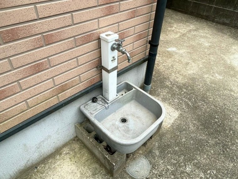 専用部・室内写真 お車の洗車にも使える立水栓もございます。
