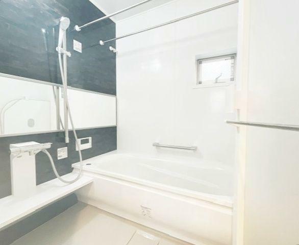 浴室 横鏡が空間に奥行をもたらし、広々とした印象になっております。また横窓が解放感をさらに生み、リラックスしてお風呂を楽しめます。