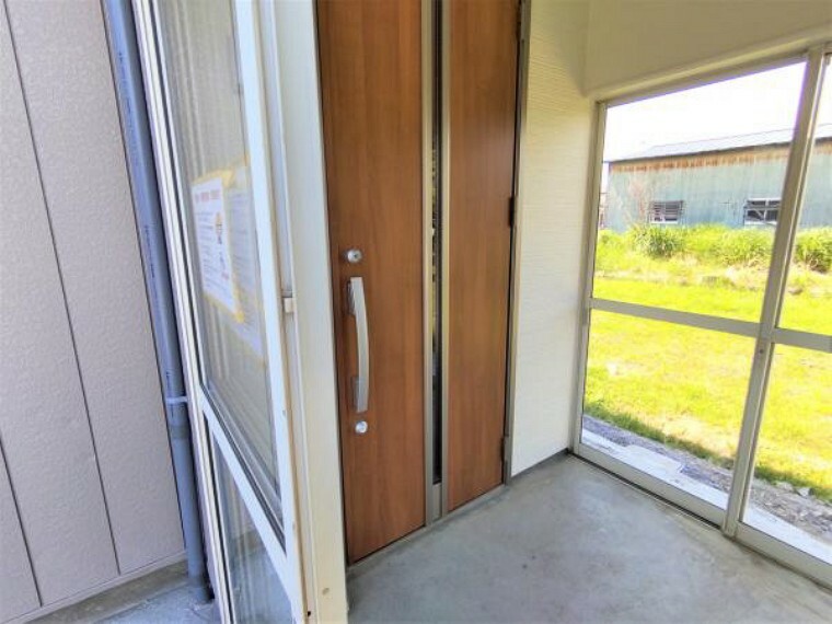 玄関 玄関ドアはLIXIL製の新品のものに交換しました。玄関はお家の顔となる部分なので新品だと気持ちがいいですね