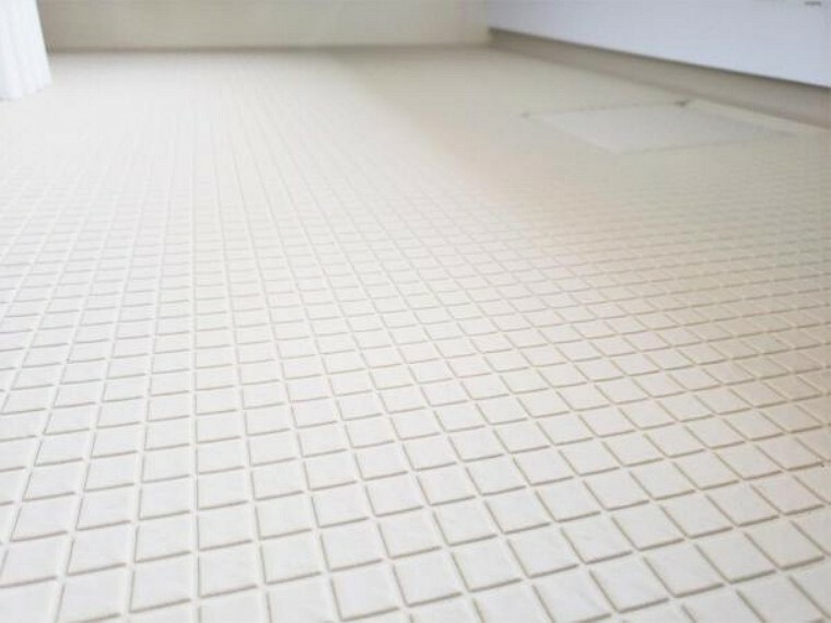 浴室 【同仕様写真】新品交換予定のユニットバスの床は規則正しいパターンの加工がされていて滑りにくくなっています。また、水はけがよく乾きやすいので、翌朝にはカラッと乾きます。