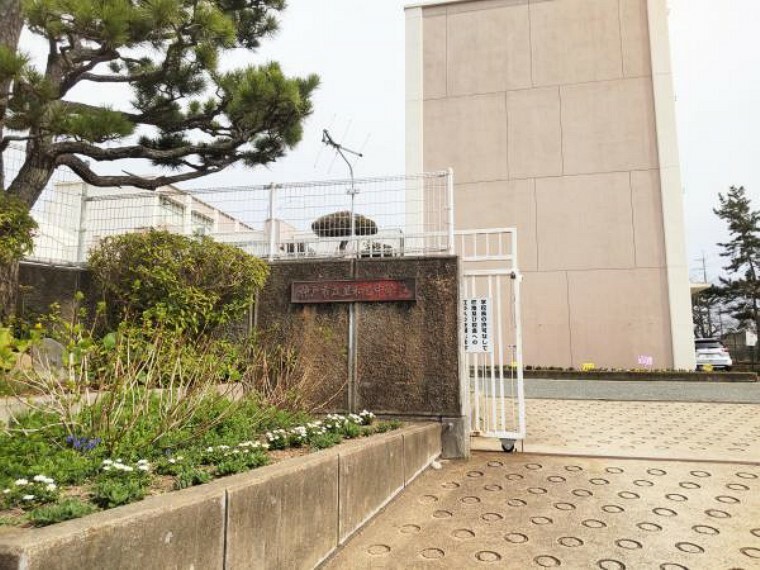 中学校 【近隣写真】神戸市立星和台中学校まで約1100m、徒歩約13分です。毎日の通学にも程よい距離、友達と一緒ならあっという間に学校につきますね。
