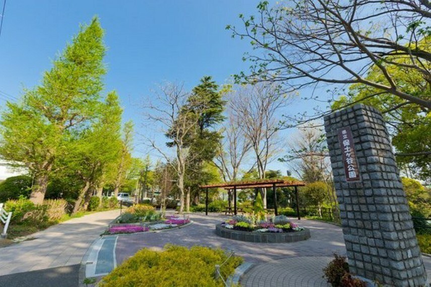公園 神奈川県立保土ヶ谷公園 梅、桜などの木々、四季折々の香りと色に包まれる花壇、遊具広場、テニスコートや野球場など様々な運動施設が充実。