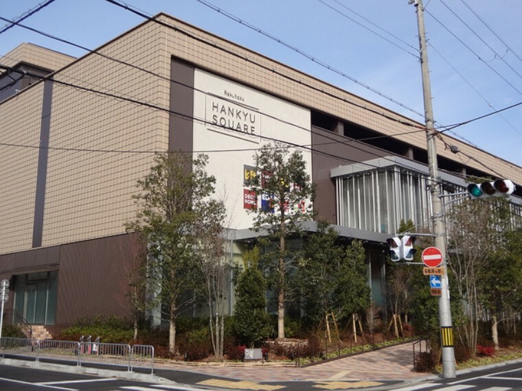ショッピングセンター 洛北阪急スクエア 2019年12月にオープンした複合商業施設。書籍・ファッション・雑貨・食料品など幅広い品揃えです。
