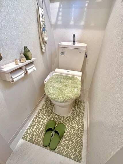 トイレ 小窓付きで明るい温水洗浄便座付1Fトイレ