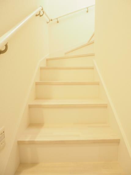 階段には手すり付き。 暮らしの中のちょっとした動作がぐっと楽になります。
