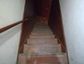 【リフォーム中】階段の写真です。踏板、蹴込はフロアタイル上張りを行います。手すりは新設予定です。手すり付きの階段ですので、転落によるケガの心配も少なくて済みますね。