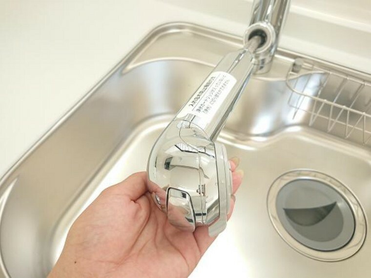 キッチン 【同仕様写真】新品交換するキッチンの水栓金具はノズルが伸びてシンクのお手入れもラクラクです。水栓本体には浄水機能が内蔵されていて、おいしいお水をつくります。