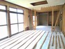 居間・リビング 【リフォーム中】LDKの別角度の写真です。LDK拡張、天井・壁クロス張替、床材重張、照明器具交換、火災報知機設置。 大きな窓があるので、明るく過ごしやすい空間になっています。