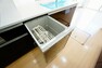 キッチン ビルトインタイプの食器洗浄乾燥機。調理スペースが広がり、キッチンをスッキリ使う事ができますね。