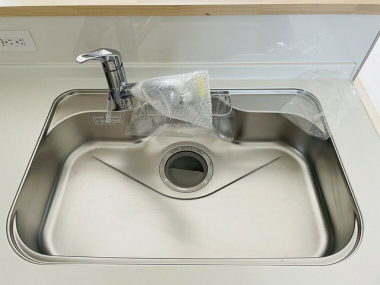 キッチン シンクは、洗剤や石鹸、スポンジもすっきりできる収納付き。