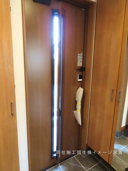 玄関 施錠したまま光と風を取り込むことができる採風・採光窓付きの高機能断熱玄関ドア