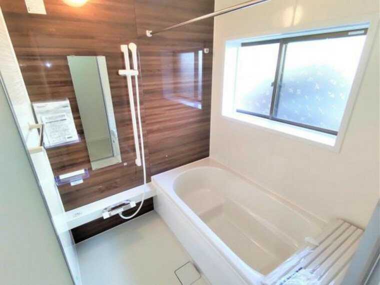 浴室 【同仕様写真】（変更の可能性あり）浴室はハウステック製の新品のユニットバスに交換予定です。足を伸ばせる1坪サイズの広々とした浴槽で、1日の疲れをゆっくり癒すことができますよ。
