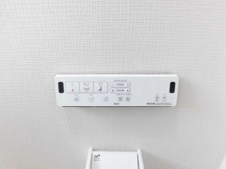トイレ 【【同仕様写真】新品の暖房洗浄便座付トイレのリモコンです。便器は陶器表面の凸凹をツルツルに。汚れが付きにくく、落ちやすいです。