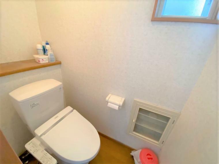 トイレ 清潔感のある白を基調とした落ち着ける空間