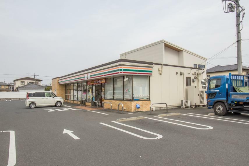 コンビニ セブンイレブン上尾原市バイパス店（セブンイレブンは近くて便利を掲げています。近くとは、心の近さ。便利とはモノが期待以上の品質でお客さまに届くこと。セブン銀行など新しいサービスを積極的に導入しています。）