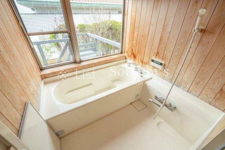 浴室 お風呂も木の温かみを感じられるデザインです。大きな窓から臨む景色で日々の疲れを癒してくれます。